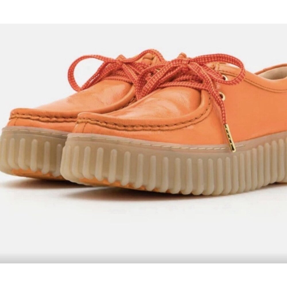 Clarks Torhill Bee shoes in orange patent leather Size 8.5 Wallabee
